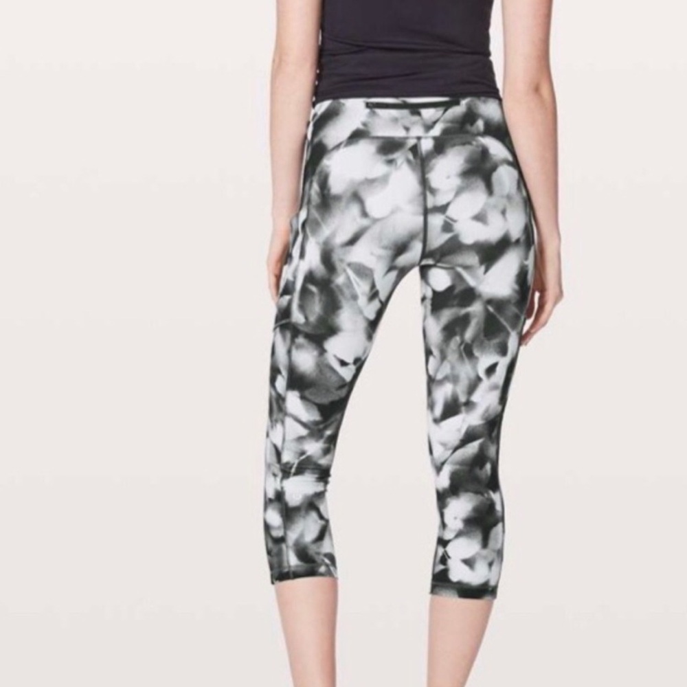 Lululemon Black and White speed up crop Leggings Sz 8 21”
